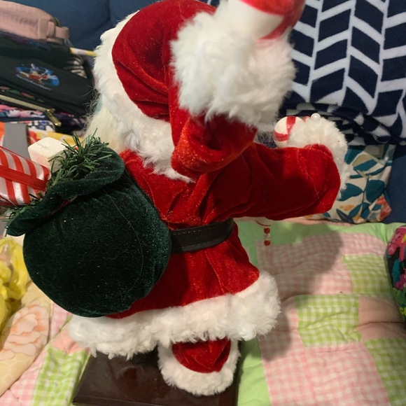 New Santa Carrying His Bag While Holding A Strand Of Garland - Picture 5 of 6